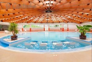 une grande piscine avec un grand plafond dans l'établissement O Cantinho na Pedra do Ouro, à Pataias