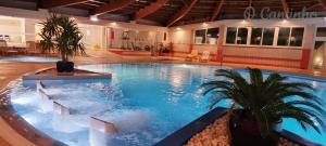 une grande piscine dans un grand bâtiment dans l'établissement O Cantinho na Pedra do Ouro, à Pataias