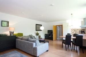 een woonkamer met een bank en een tafel bij Haus am Moorbeek in Eimke