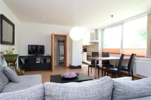 een woonkamer met een bank en een tafel bij Haus am Moorbeek in Eimke