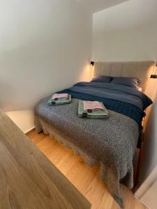 Un dormitorio con una cama con dos toallas encima. en Cosy getaway in raw nature, en Šentjur 33 fotos más