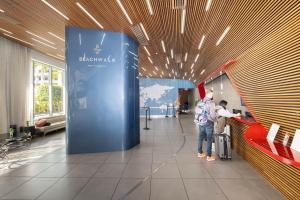 ハランデール・ビーチにあるLuxury Miami Apartment Beach and Poolside drinks 2308の帽子をかぶったロビーに立つ男 +35枚の写真