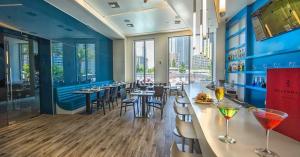 ハランデール・ビーチにあるLuxury Miami Apartment Beach and Poolside drinks 2308のテーブルと椅子のあるバーのあるレストラン