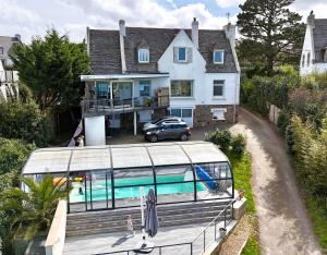 Bazén v ubytování Maison de Vacances - Vue mer avec Piscine nebo v jeho okolí