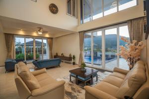 Χώρος καθιστικού στο ELIVAAS Nimishka 5 BHK Villa with Pvt Pool, Garden & Scenic Views