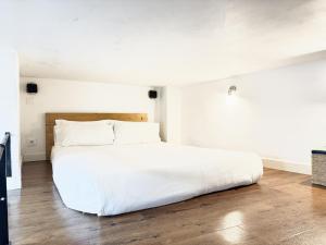 Postel nebo postele na pokoji v ubytování Apartamentos Day Madrid PLAZA DE ESPAÑA Centro Gran Via Sol Malasaña