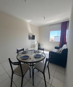 a living room with a table and chairs and a couch at próximo pátio de eventos para 06 pessoas in Petrolina