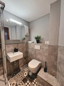 コブレンツにあるMoselperle Gülsのトイレと洗面台付きのバスルーム