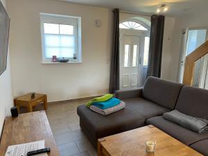 a living room with a couch and a table at Heidezauber in Bispingen