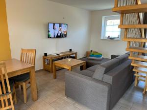 a living room with a couch and a table at Heidezauber in Bispingen