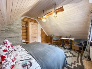 um quarto com uma cama e uma escrivaninha em um cômodo em Pirtelė Rykštelė em Karmėlava mais 40 fotografias