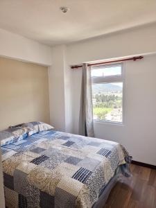 Postel nebo postele na pokoji v ubytování Skyline Penthouse 901