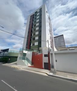 a building on the side of a street at Na Orla de Petrolina, ar condicionado e elevador in Petrolina