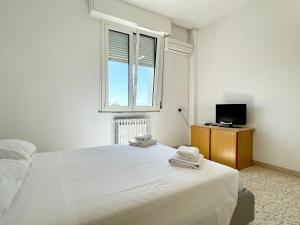 Ένα ή περισσότερα κρεβάτια σε δωμάτιο στο Trilocale panoramico vicino al mare- L'Attico sulla Romagna