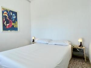 Ένα ή περισσότερα κρεβάτια σε δωμάτιο στο Trilocale panoramico vicino al mare- L'Attico sulla Romagna