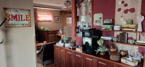 SebedražieにあるPenzion Kozak B&Bのカウンター付きのコーヒーショップのある部屋