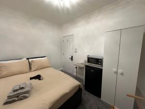 a bedroom with a bed and a microwave on a table at London Bridge Room in London