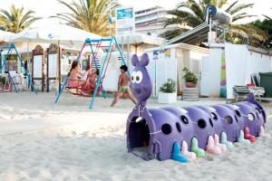 uma criança está a brincar num parque infantil em Hotel Mocambo piscina e spiaggia em San Benedetto del Tronto