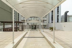 a building with a glass ceiling and a hallway at Lindos Apartamentos no Centro de Floripa - CPN in Florianópolis