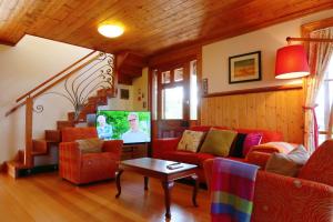 SnugSnug Sanctuary - A gem in the forest 20 min to CBD的客厅配有红色沙发和电视