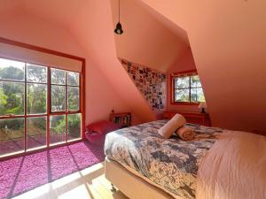Snug Sanctuary - A gem in the forest 20 min to CBD客房内的一张或多张床位