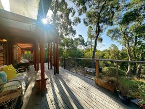 Snug Sanctuary - A gem in the forest 20 min to CBD的阳台或露台