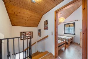 Ένα ή περισσότερα κρεβάτια σε δωμάτιο στο Ferienhaus Elisabeth mit Fasssauna
