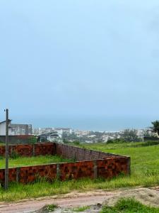 a brick wall on the side of a field at Apartamento PORTO DAS DUNAS in Aquiraz