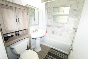 Ένα μπάνιο στο 3 Min from Beach, with Hot tub and Backyard Oasis!