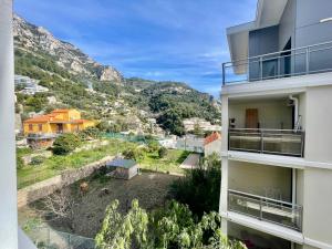 een uitzicht vanaf het balkon van een gebouw bij Charming Studio with Parking near Monaco in Beausoleil