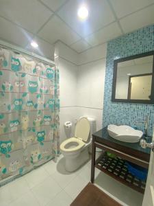 Ένα μπάνιο στο Seaview & Mountainview Private Condo Room, Cha-am