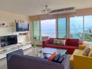 Μια τηλεόραση ή/και κέντρο ψυχαγωγίας στο Seaview & Mountainview Private Condo Room, Cha-am