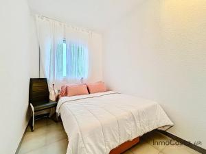 a small bedroom with a bed and a window at El Racó del Sol in L'Estartit