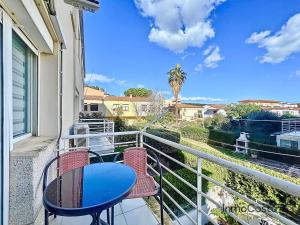 a balcony with a table and chairs and a view of the ocean at El Racó del Sol in L'Estartit