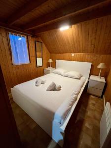 a bedroom with a large white bed in a cabin at Chalet 5 personnes California Park in Cabourg