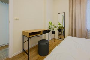 a bedroom with a desk and a bed at Bilocale Chic vicino al Teatro in Udine