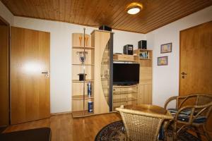 Μια τηλεόραση ή/και κέντρο ψυχαγωγίας στο Ferienhaus Strandlatscher Ferienwohnung 03