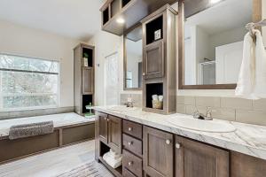 a bathroom with two sinks and a bath tub at Water's Edge Escape in Chelan +18 photos