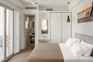 Posteľ alebo postele v izbe v ubytovaní The Mykonist Executive Villa Elia Beach + 37 fotografií