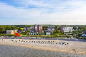 WrixumにあるWatt´n Glückの海岸と建物の空中を望む