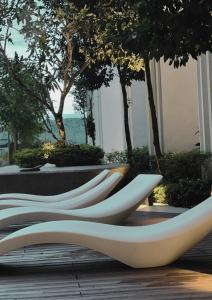 Taman di luar The Shore Studio Partial Seaview by Clover Home A1818