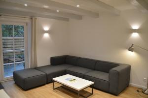 ein Wohnzimmer mit Sofa und Tisch in der Unterkunft Haus Boldix Whg 1 Aruba in Boldixum