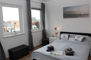 a bedroom with a bed with two towels on it at Ferienzimmer 2 Engelmann-Beck in Hanstedt
