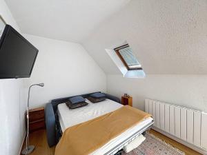 Kleines Zimmer mit einem Bett im Dachgeschoss in der Unterkunft Appartement 2 pièces, 5 pers., parking, proche plage - FR-1-465-124 in Varaville