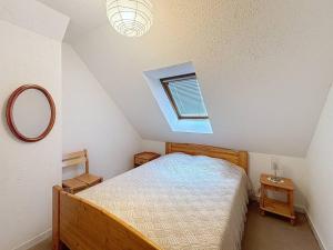 ein kleines Schlafzimmer mit einem Bett und einem Fenster in der Unterkunft Appartement 2 pièces, 5 pers., parking, proche plage - FR-1-465-124 in Varaville