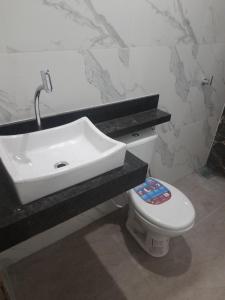 Koupelna v ubytování COP 30 Casa com 3 quartos sendo 1 suite 4 banheiros sala cozinha e garagem
