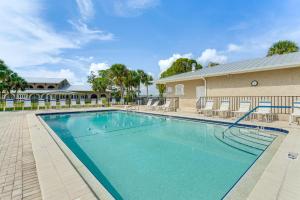 Piscina de la sau aproape de Swim, Golf and Relax Family Gem in North Fort Myers