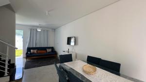 a living room with a bed and a couch at Casa aconchegante perto da Praia de Massaguacu in Massaguassu