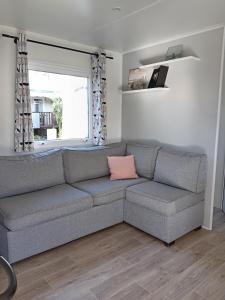 Un lugar para sentarse en MH 495 SALSA 2 chambres et 1 salle de bain dans camping 4 étoiles