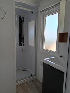Un baño de MH 495 SALSA 2 chambres et 1 salle de bain dans camping 4 étoiles
